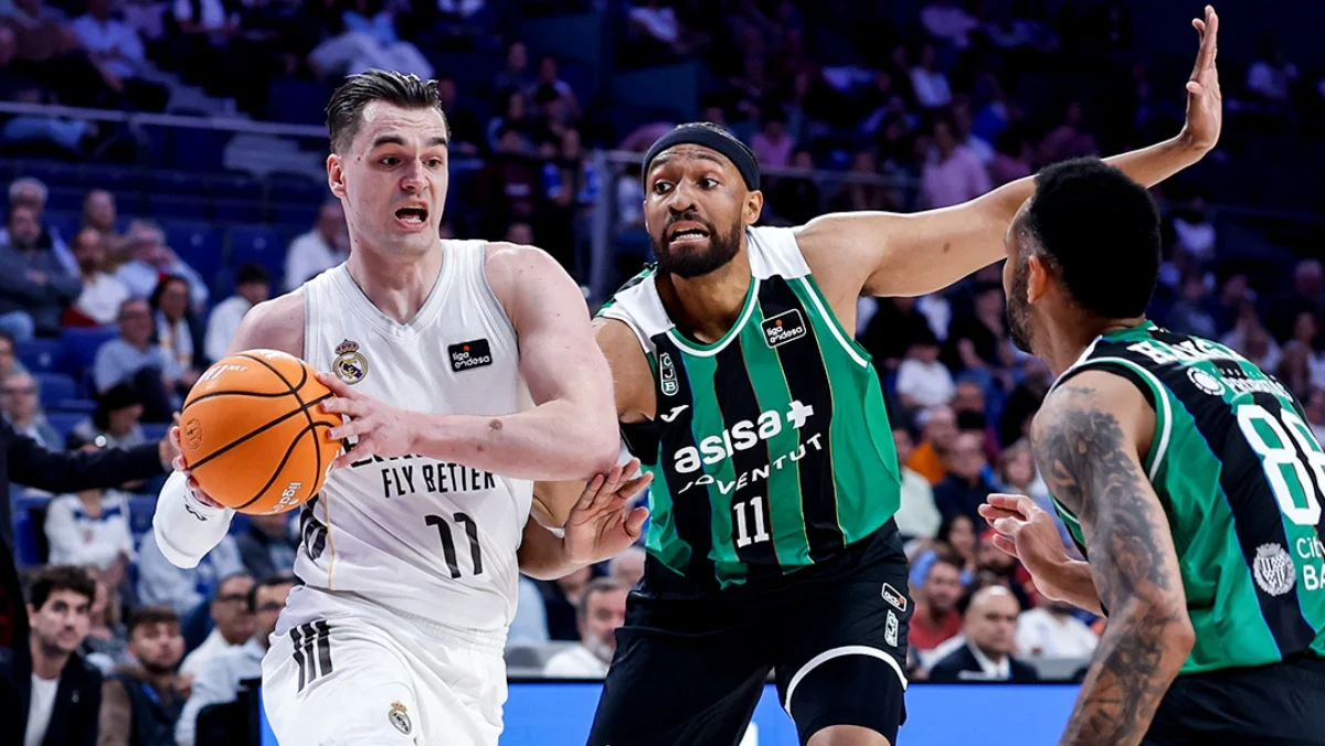 Mario Hezonja, defendido por Jabari Parker y Adam Hanga, durante el partido de Liga Endesa entre Real Madrid y Joventut Badalona.