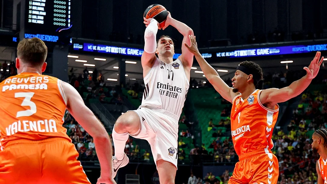 Mario Hezonja lanza a canasta durante la victoria del Real Madrid ante Valencia Basket en la final de la Euroliga.