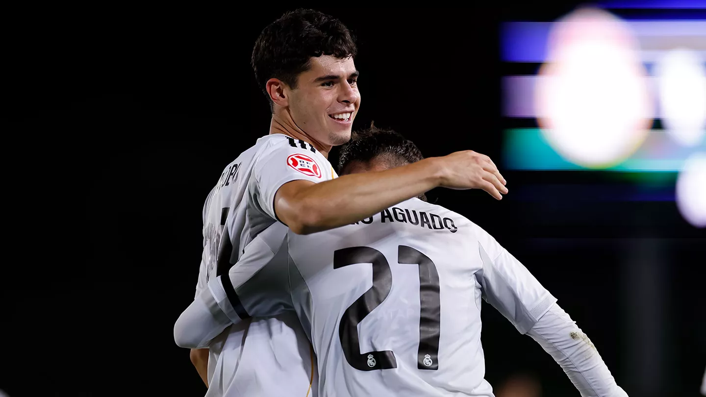 Jacobo Ortega celebra con Diego Aguado su gol durante el partido entre Real Madrid Castilla y Unionistas.