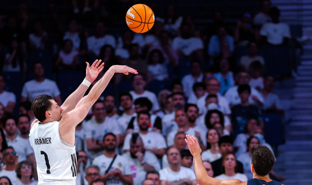 Real Madrid 83-88 Baskonia: Un Madrid gris cede en casa tras la Euroliga David Kramer lanza a canasta durante la derrota del Real Madrid ante Baskonia.