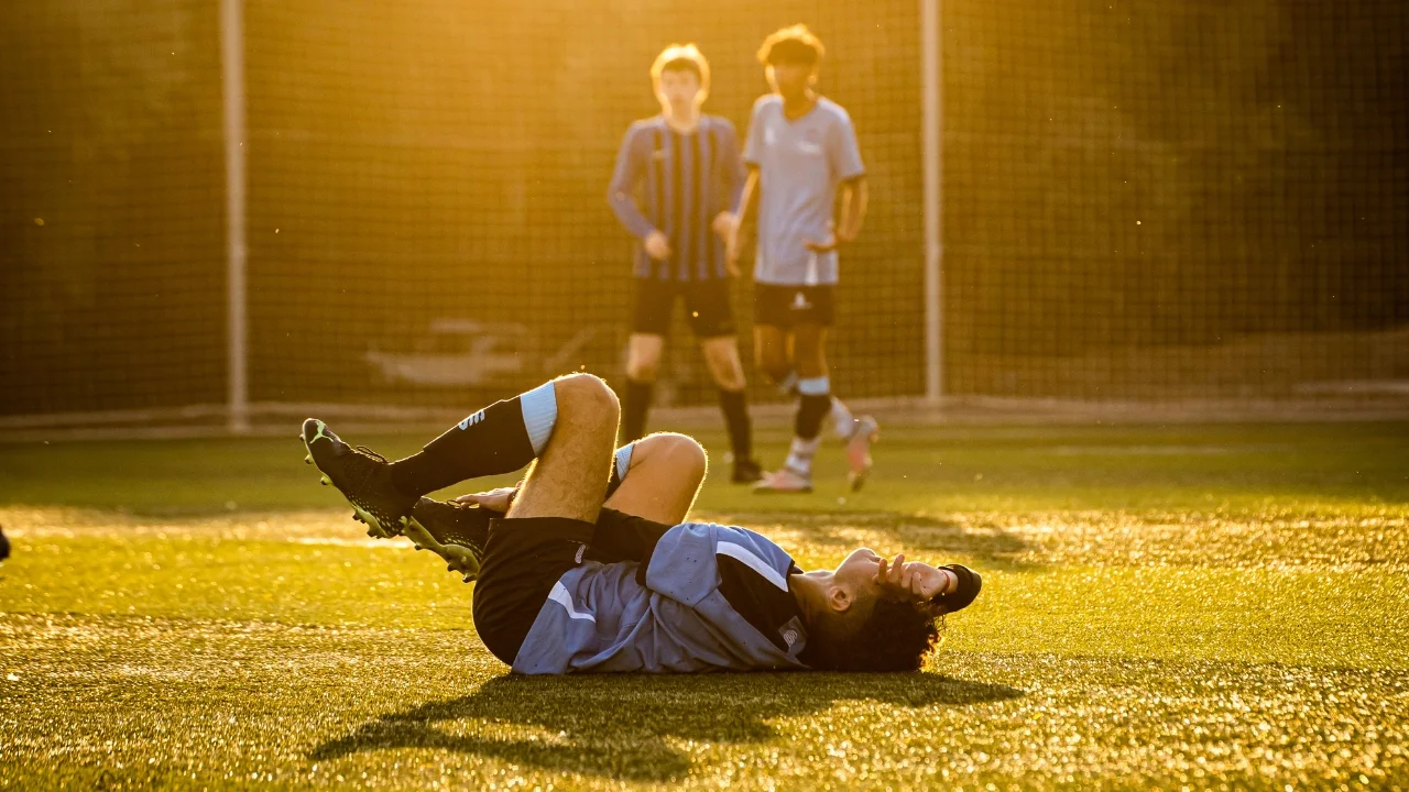 Por qué muchos futbolistas recaen después de una lesión
