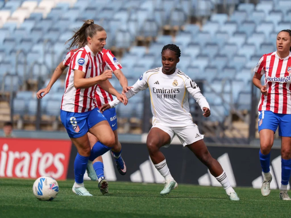 Linda Caicedo durante el partido de Liga F entre Real Madrid Femenino y Atlético en el Alfredo Di Stéfano.