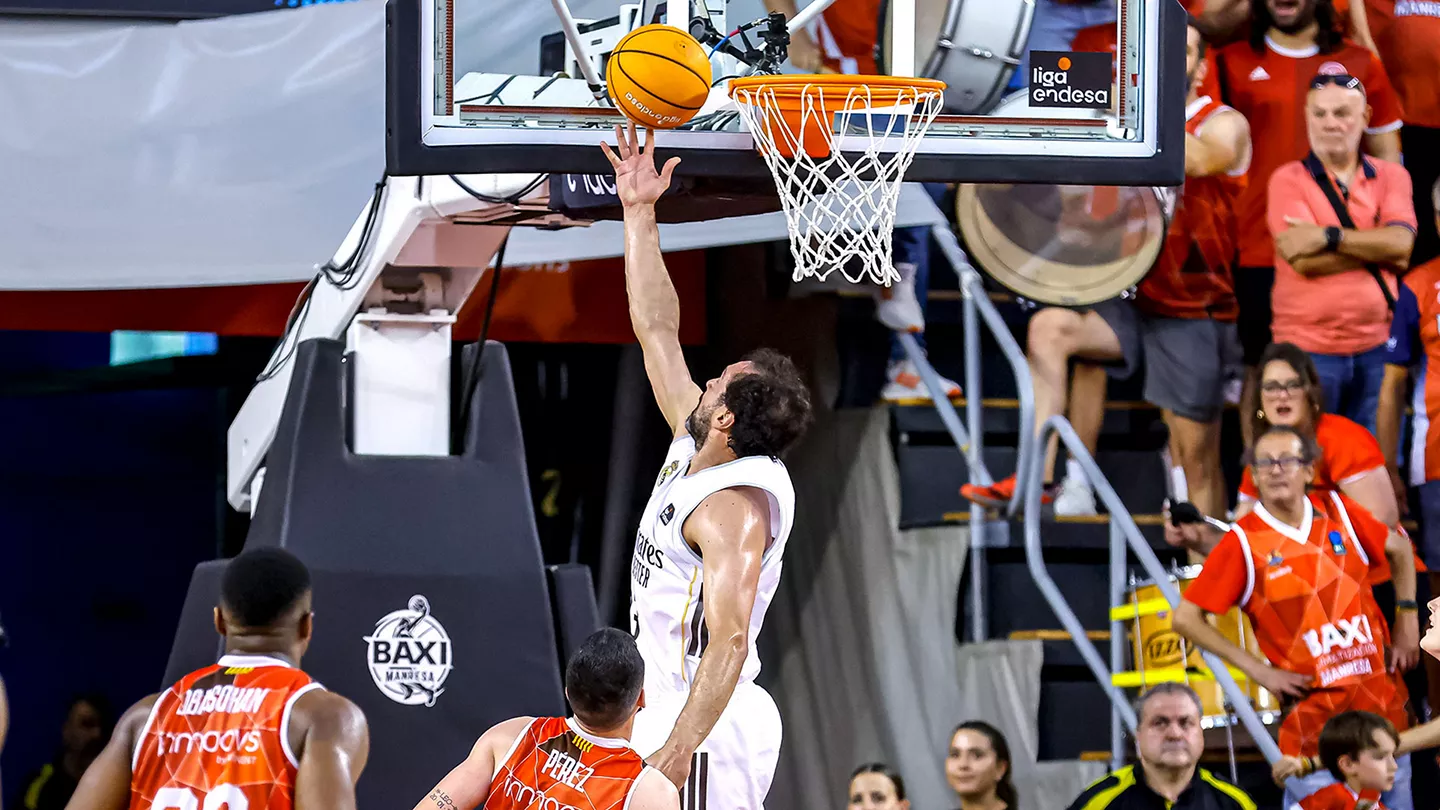 Manresa 94-87 Real Madrid: El Madrid roza la épica y cae con un polémico arbitraje Llull anota con una bandeja durante la derrota del Real Madrid en Manresa