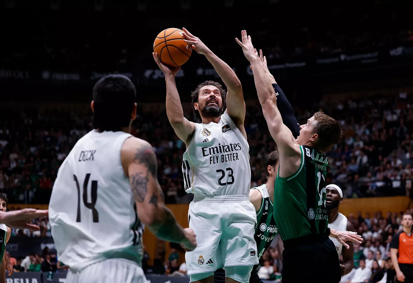 Sergio Llull lanza a canasta durante un partido de Liga Endesa entre Real Madrid y Joventut de Badalona.