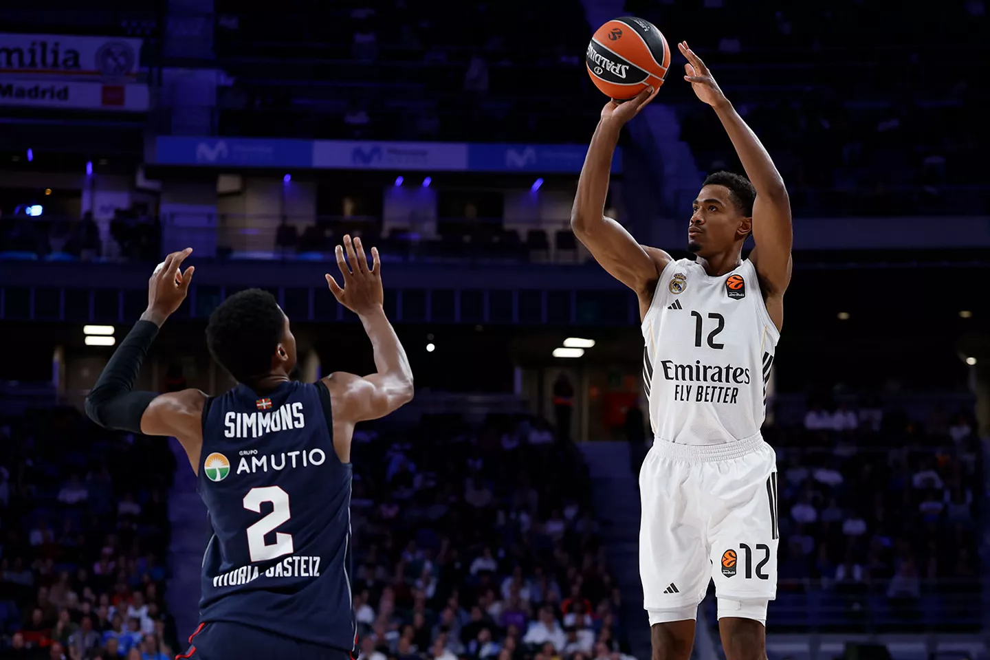 Theo Maledon lanza a canasta durante un partido entre Real Madrid y Baskonia en el Movistar Arena.