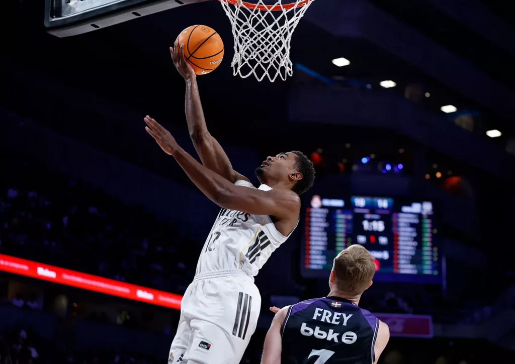 Theo Maledon anota una canasta en un partido entre Real Madrid y Bilbao Basket.