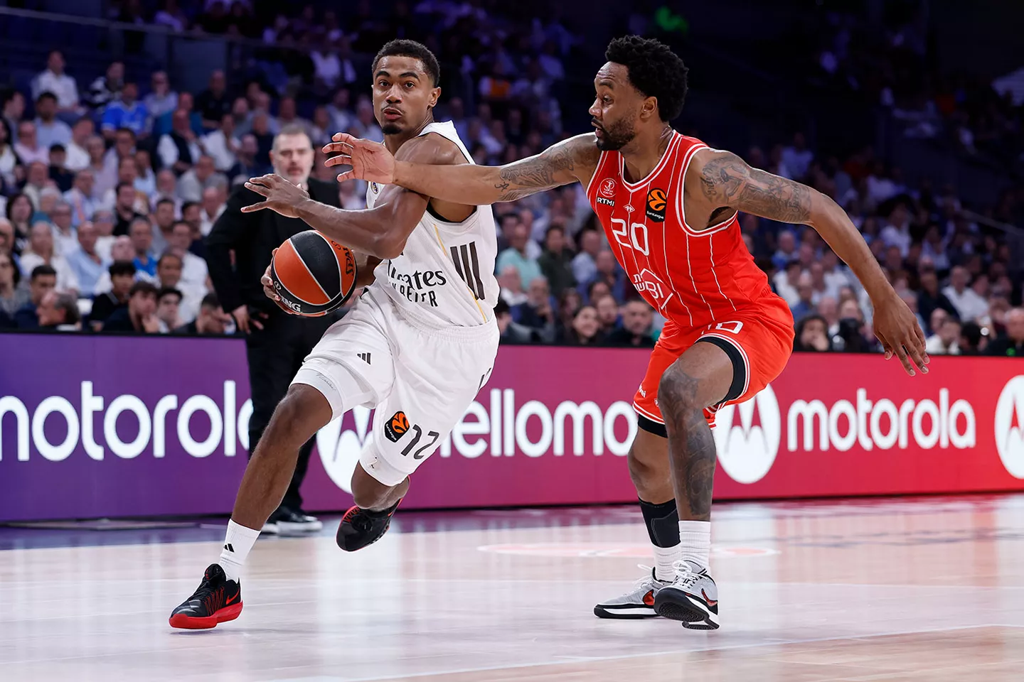 Theo Maledon entra a canasta durante un partido de Euroliga entre Real Madrid y Hapoel Tel Aviv.