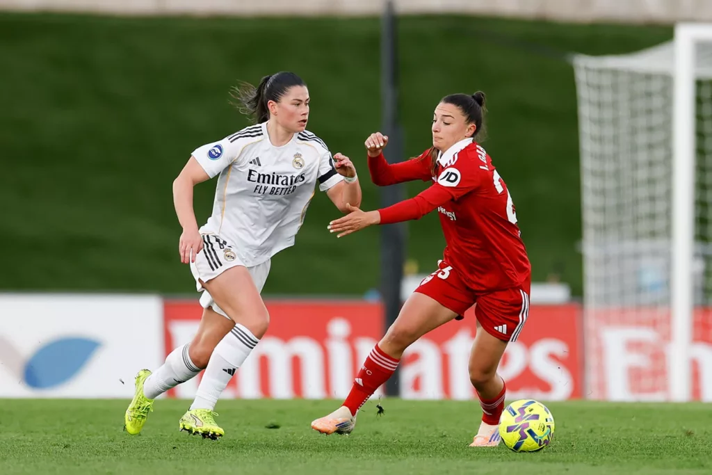 María Méndez regatea a una jugadora durante un partido entre Real Madrid Femenino y Sevilla.