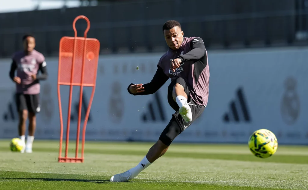 Kylian Mbappé golpea el balón durante un entrenamiento del Real Madrid en Valdebebas.