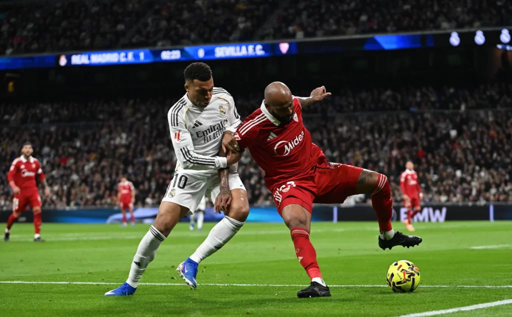 Mbappé y Marcao luchan por la pelota durante el último partido de LaLiga entre Real Madrid y Sevilla.