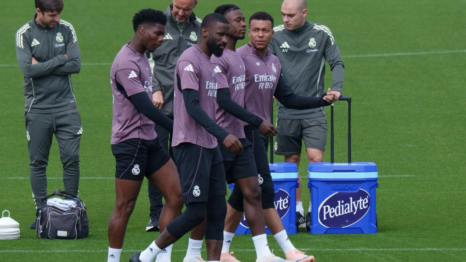 Mbappé, junto a Tchouameni, Rudiger y Camavinga, durante el entrenamiento previo al partido contra el Oviedo.