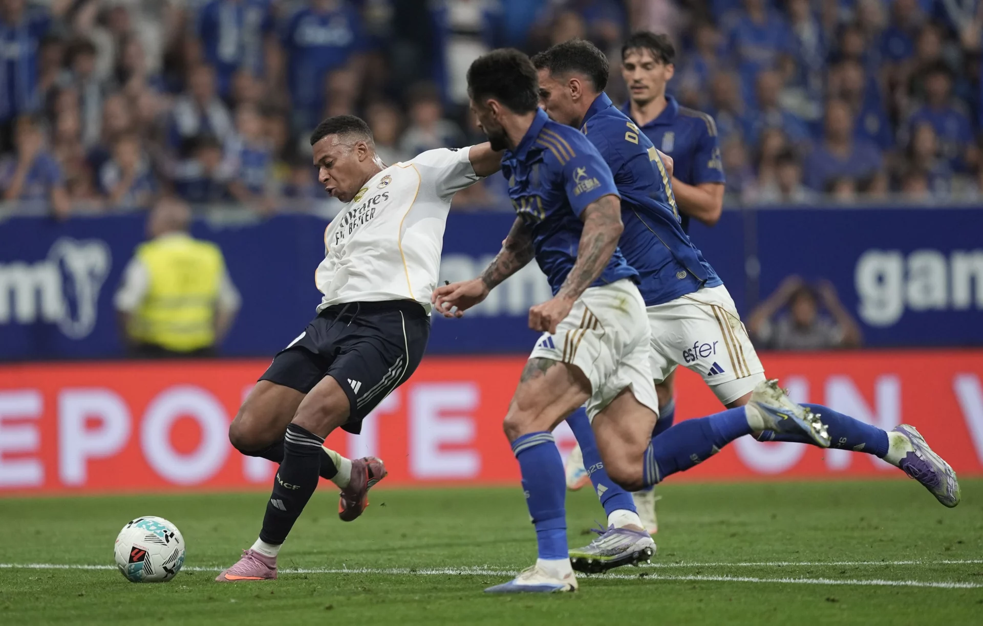 Kylian Mbappé durante el partido de LaLiga entre Real Madrid y Real Oviedo en el Carlos Tartiere.