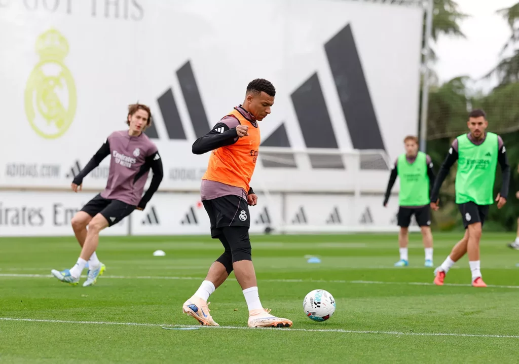 Kylian Mbappé se entrena antes del partido entre Real Madrid y Sevilla FC.