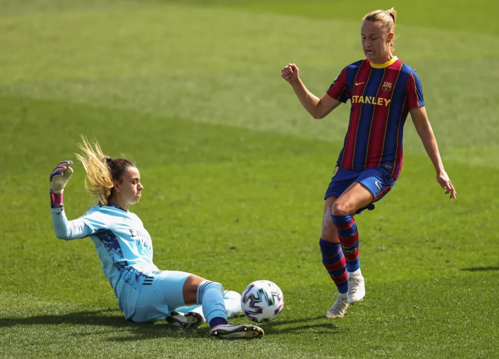 Misa Rodríguez despeja un balón durante el primer partido en la historia del Real Madrid Femenino.