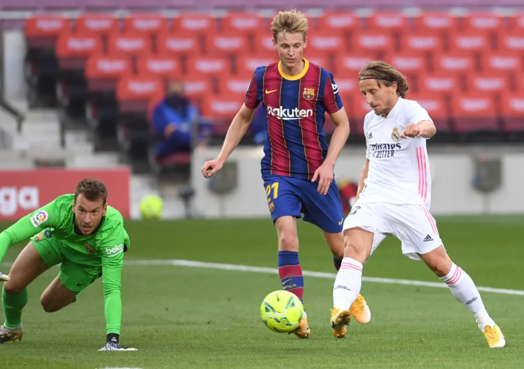Luka Modric marca el gol que sentenció la victoria del Real Madrid en el Camp Nou en 2020.