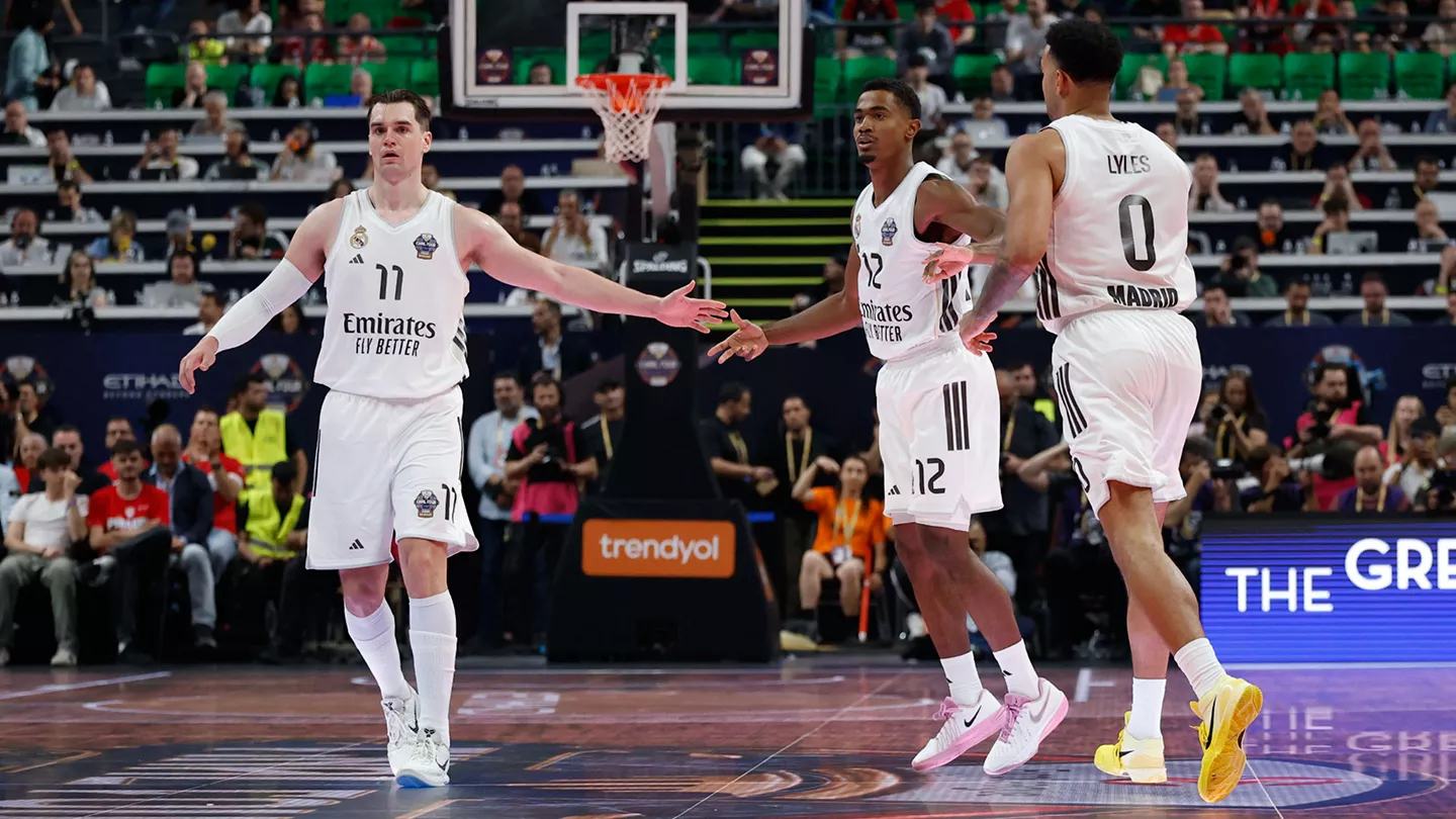 Previa Olympiacos – Real Madrid: La 12ª Euroliga a 40 minutos Mario Hezonja, Theo Maledon y Trey Lyles se saludan antes de la final de la Euroliga.