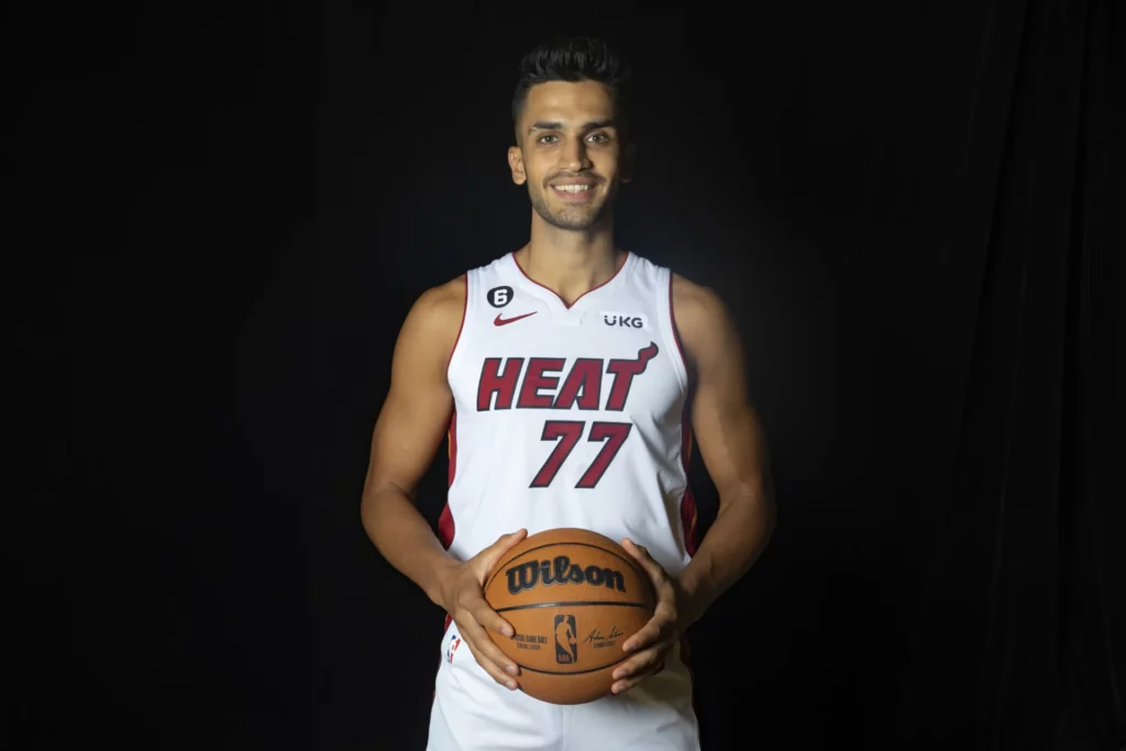 Ömer Yurtseven posa durante su etapa en la NBA con los Miami Heat.