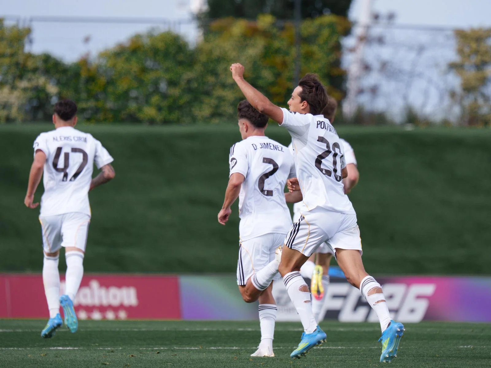 Pol Fortuny celebra uno de los goles del Real Madrid Castilla durante su partido contra el Arenas de Getxo.