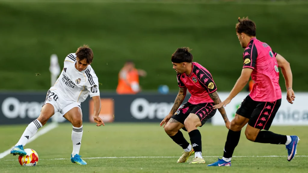 Pol Fortuny regatea durante la victoria del Real Madrid Castilla contra el CE Sabadell en los playoffs de ascenso de Primera Federación.