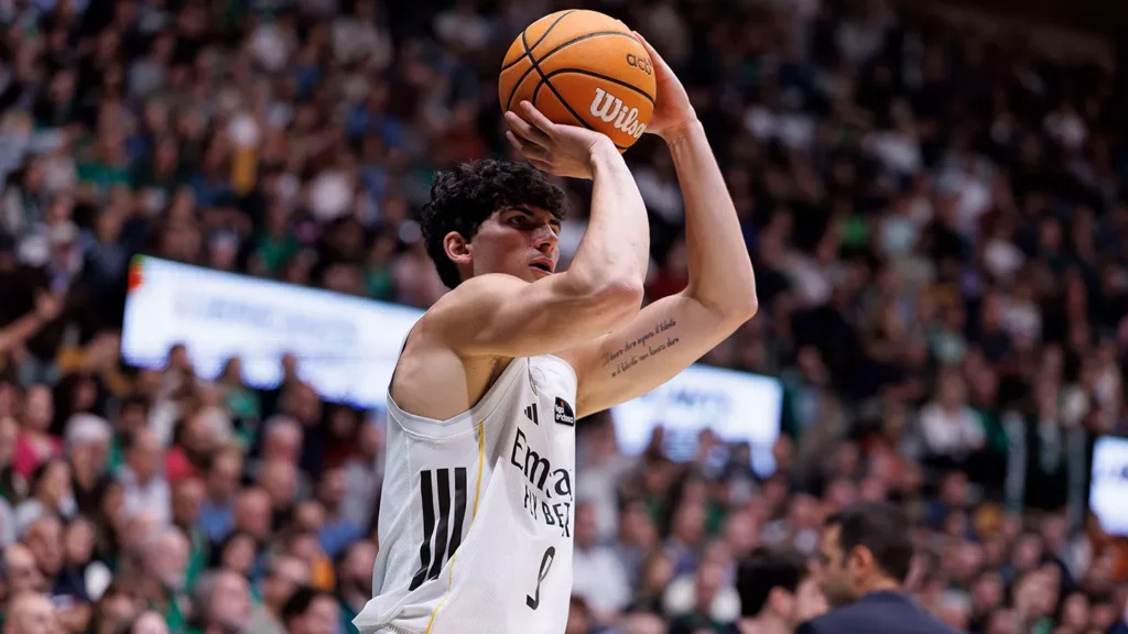 Gabriele Procida lanza a canasta durante un partido de Liga Endesa del Real Madrid.