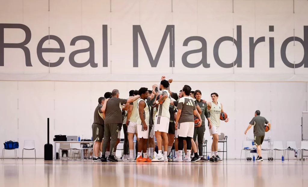 Los jugadores del Real Madrid Baloncesto hacen piña tras un entrenamiento previo a la Final Four de la Euroliga.