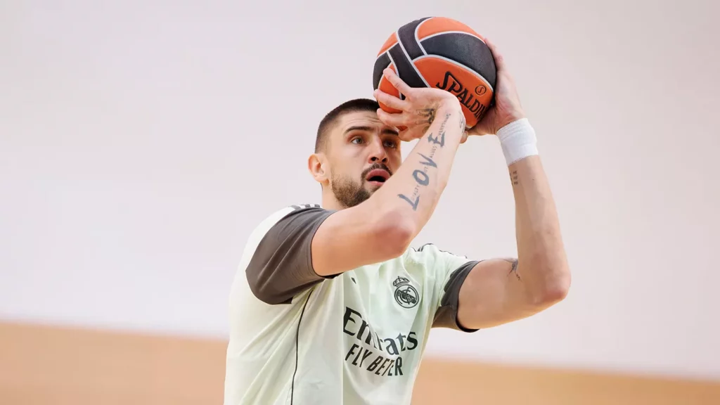 Alex Len entrena en la previa del partido de Liga Endesa entre Real Madrid y Breogán.