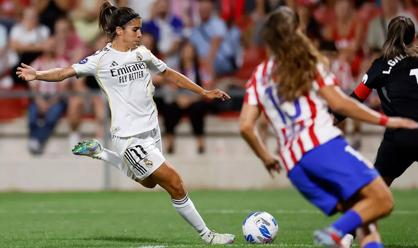 Alba Redondo dispara durante un derbi entre Real Madrid Femenino y Atlético.