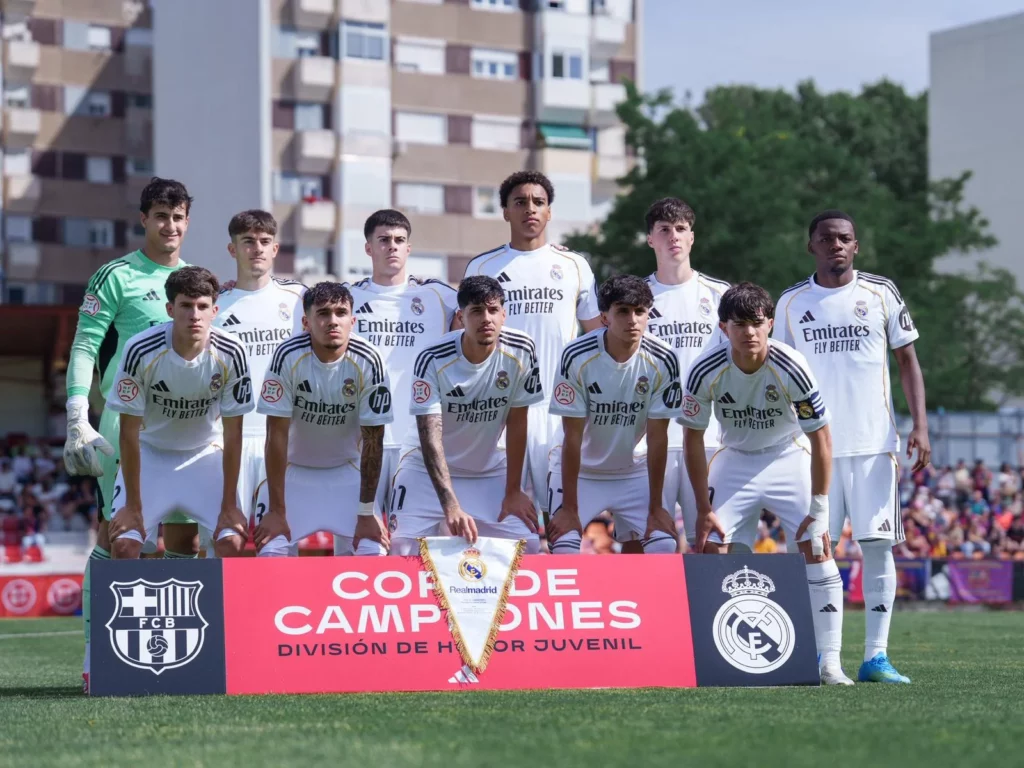 La alineación del Real Madrid Juvenil en la final de la Copa de Campeones ante el Barcelona.