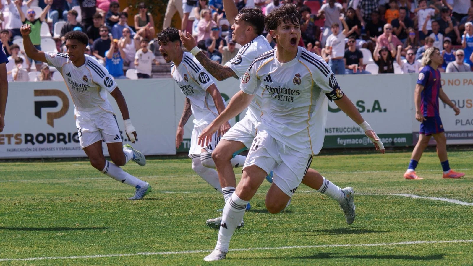 Jugadores del Real Madrid Juvenil celebran uno de sus goles al Barcelona en la final de la Copa de Campeones.