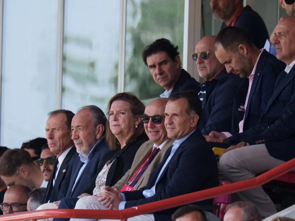 Emilio Butragueño, Luis de la Fuente y Aitor Karanka presentes en el palco durante la final entre Real Madrid Juvenil y Barcelona.