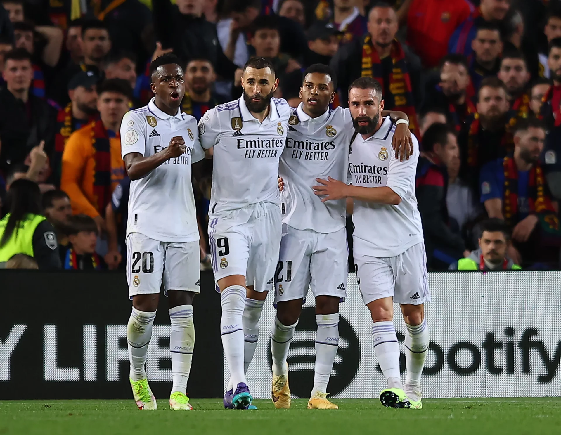Los jugadores del Real Madrid celebran un gol en su última visita al Camp Nou hace 1.131 días.