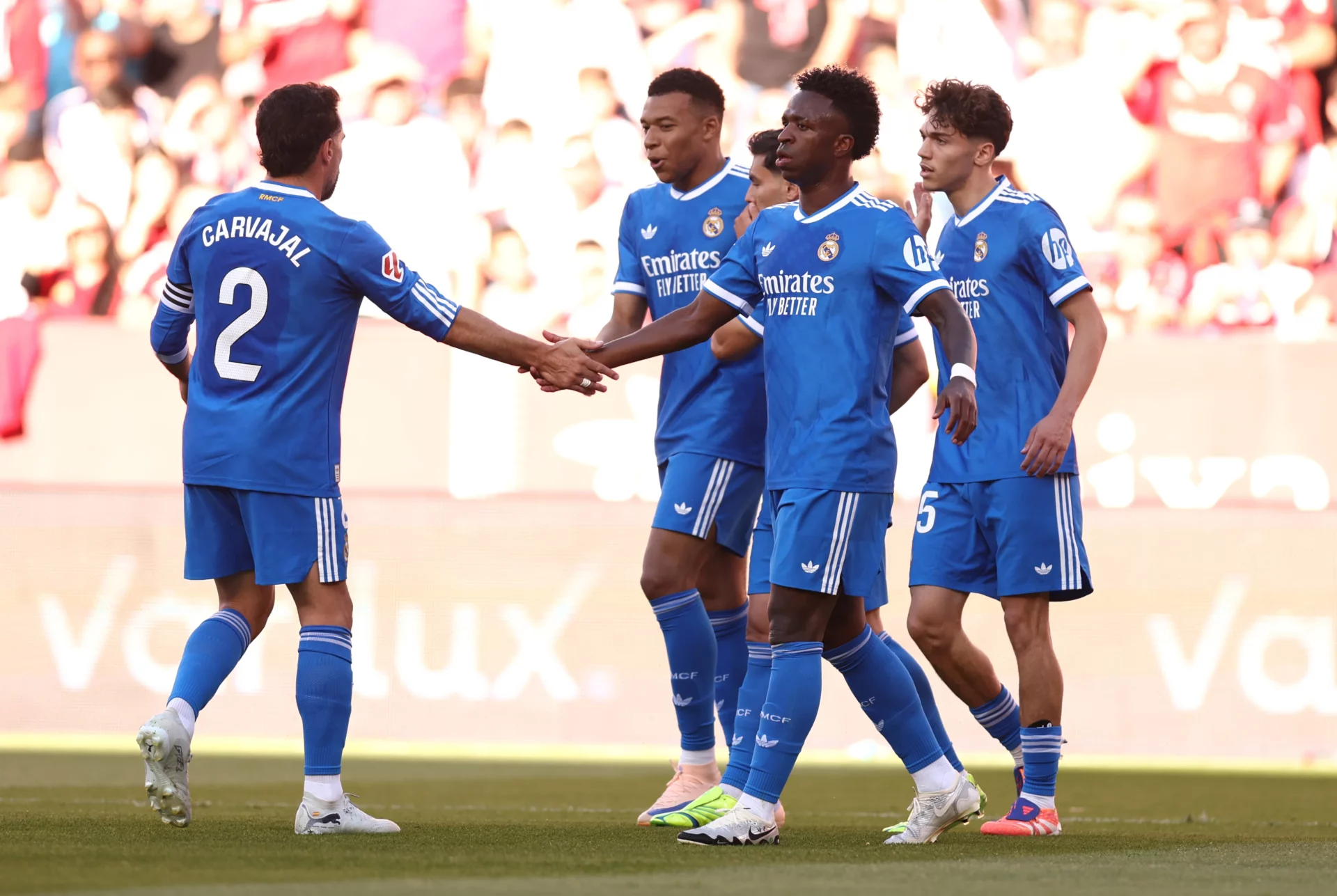 Los jugadores del Real Madrid celebran con Vinicius su gol ante el Sevilla FC