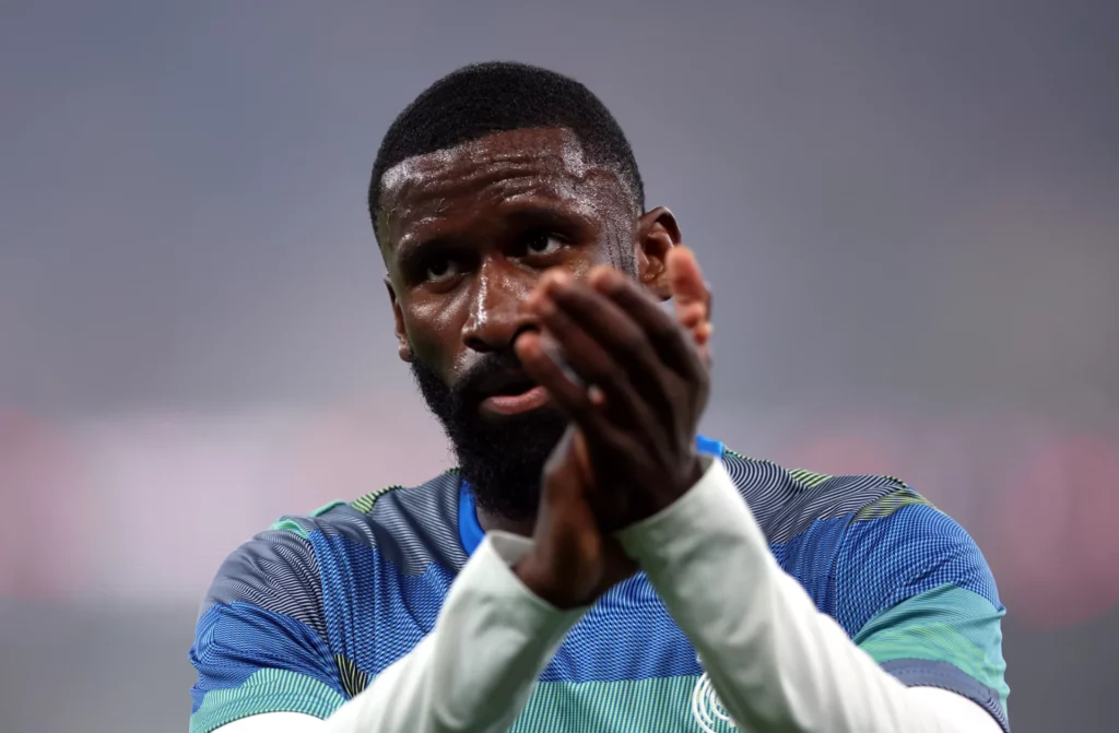 Antonio Rüdiger aplaude a la afición del Real Madrid antes de un partido.