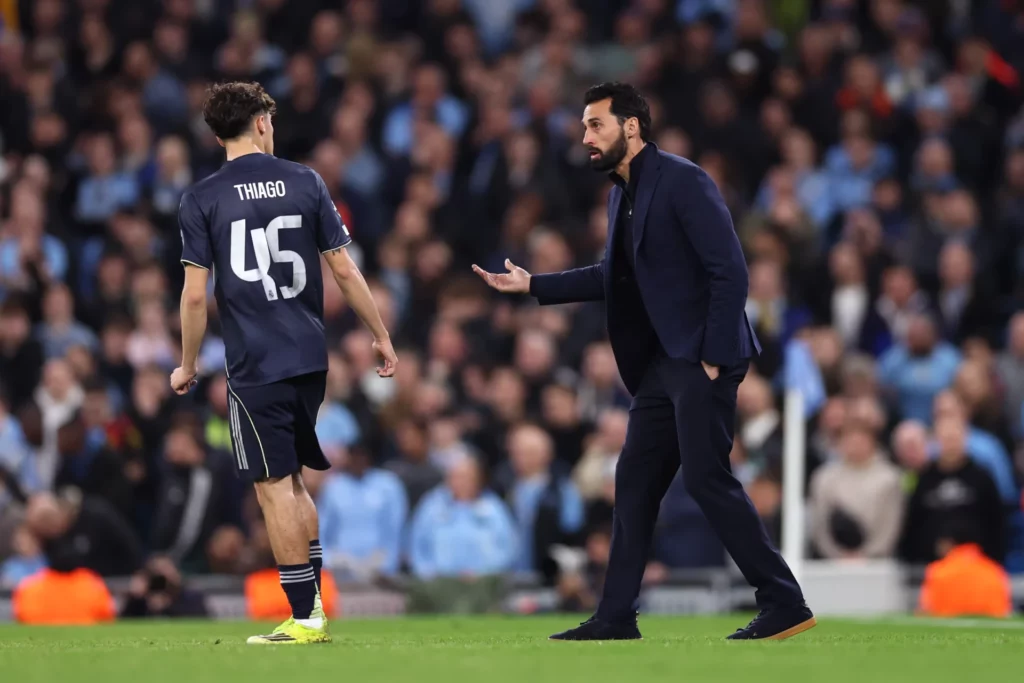 Thiago Pitarch recibe instrucciones de Arbeloa durante un partido de Champions League.
