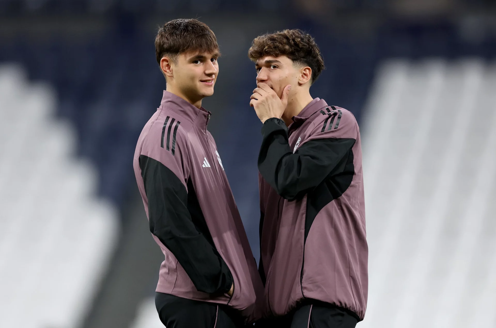 Thiago Pitarch habla con Diego Aguado, compañero en el Real Madrid Castilla.