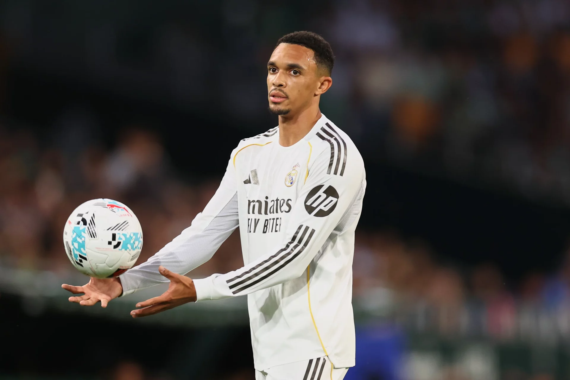Trent Alexander-Arnold sostiene el balón durante un partido como lateral derecho del Real Madrid.