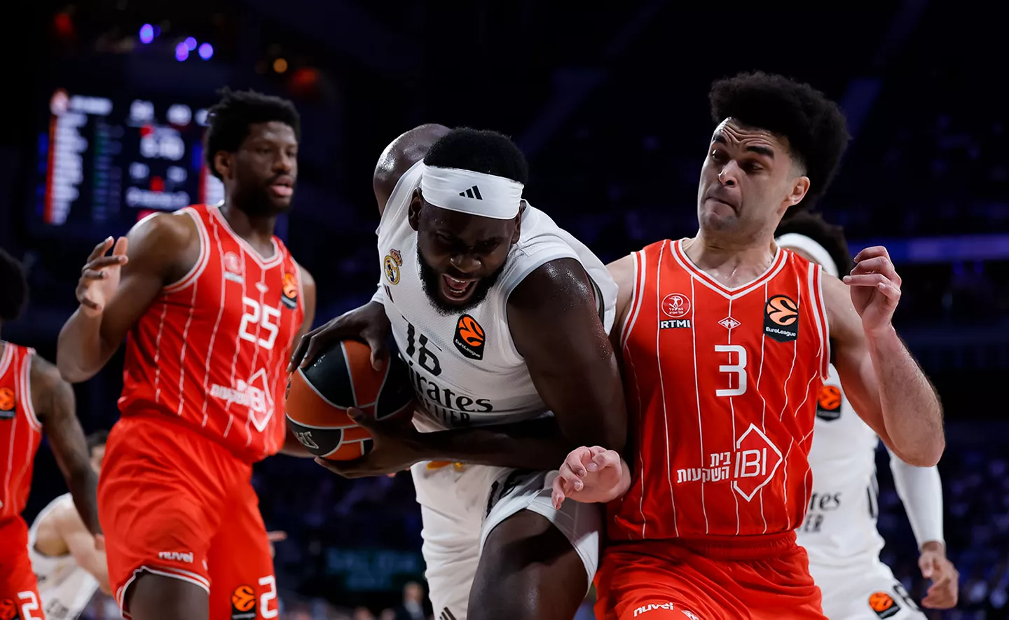 Usman Garuba fue protagonista de la victoria del Real Madrid contra el Hapoel Tel Aviv.