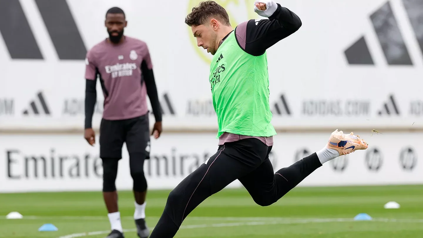 Fede Valverde golpea la pelota durante un entrenamiento previo al Sevilla - Real Madrid.