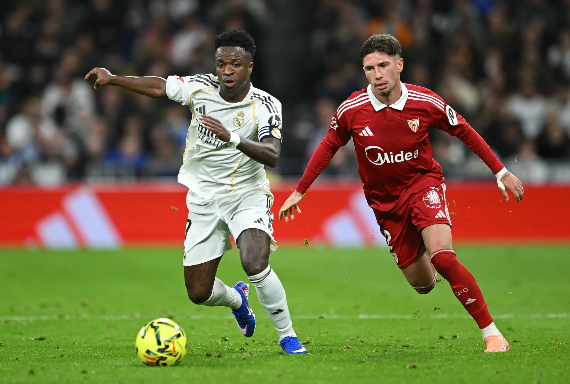 Vinicius y Carmona durante el anterior partido entre Real Madrid y Sevilla FC.