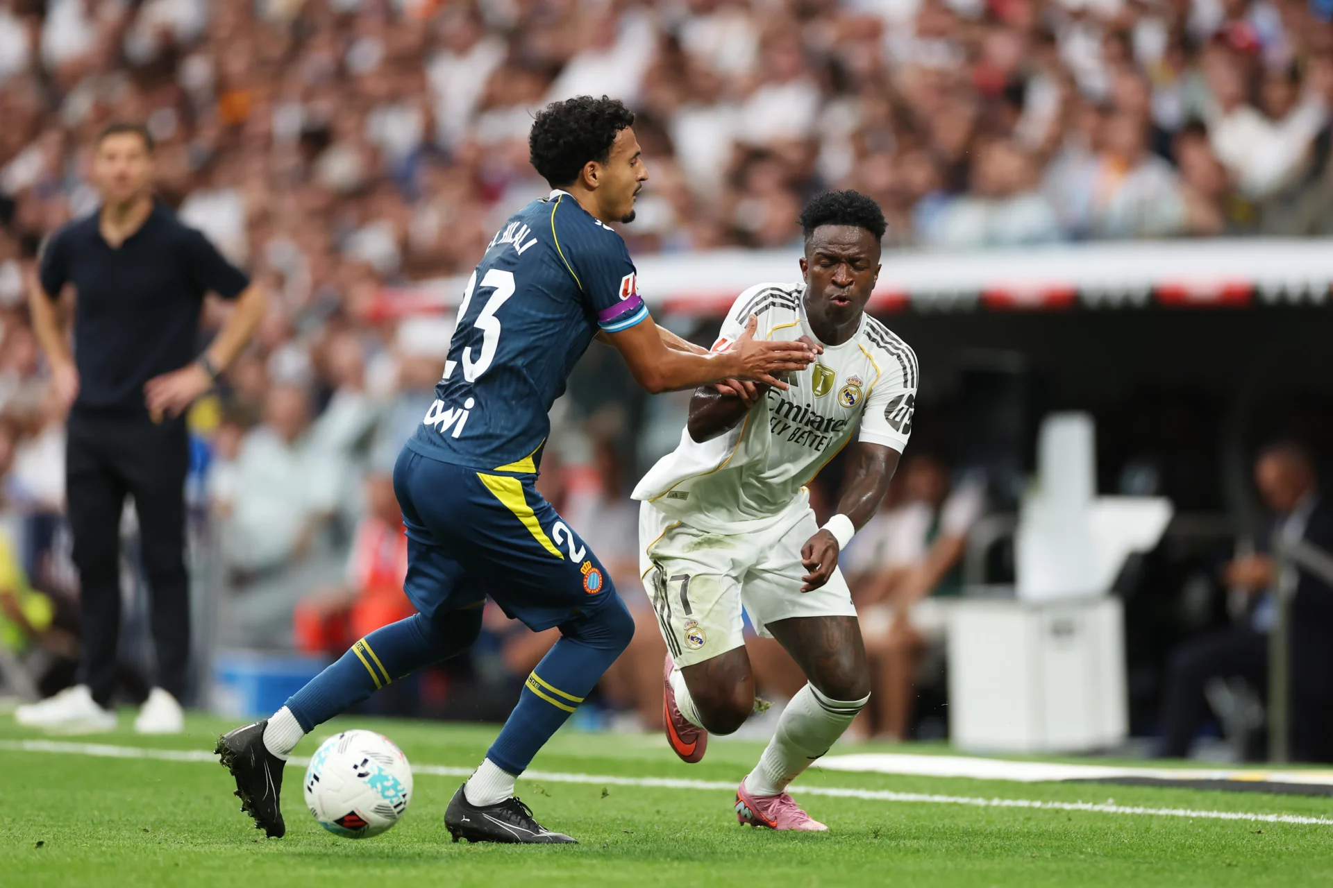 Vinicius y El Hilali durante el partido entre Real Madrid y RCD Espanyol de la primera vuelta.