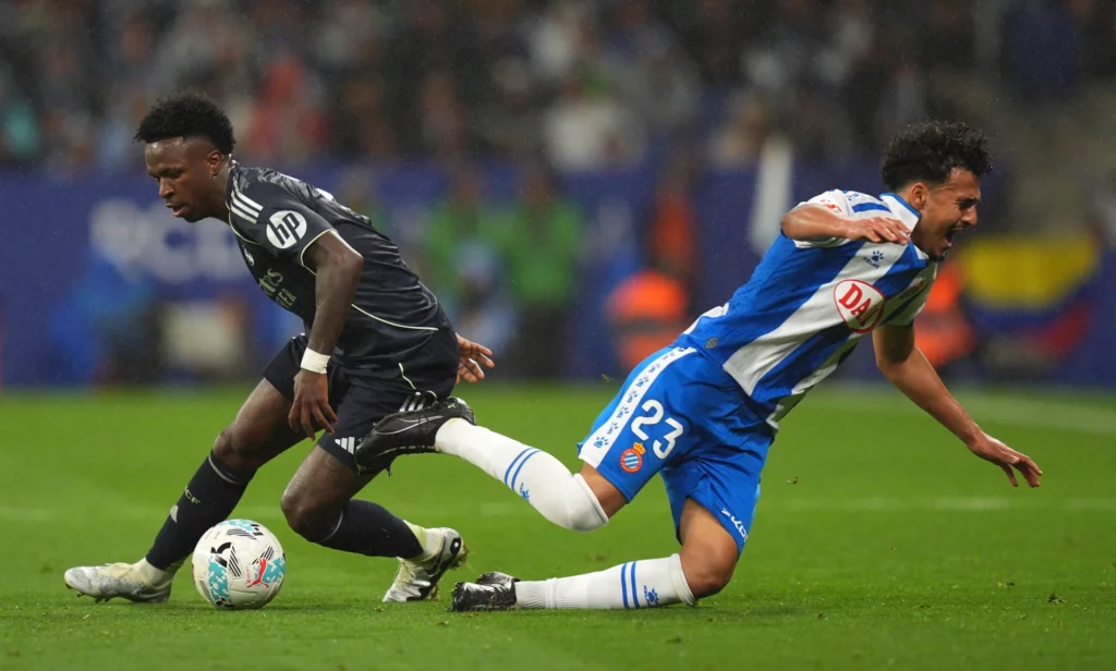 Vinicius Junior regatea a El Hilali durante el partido entre Espanyol y Real Madrid.