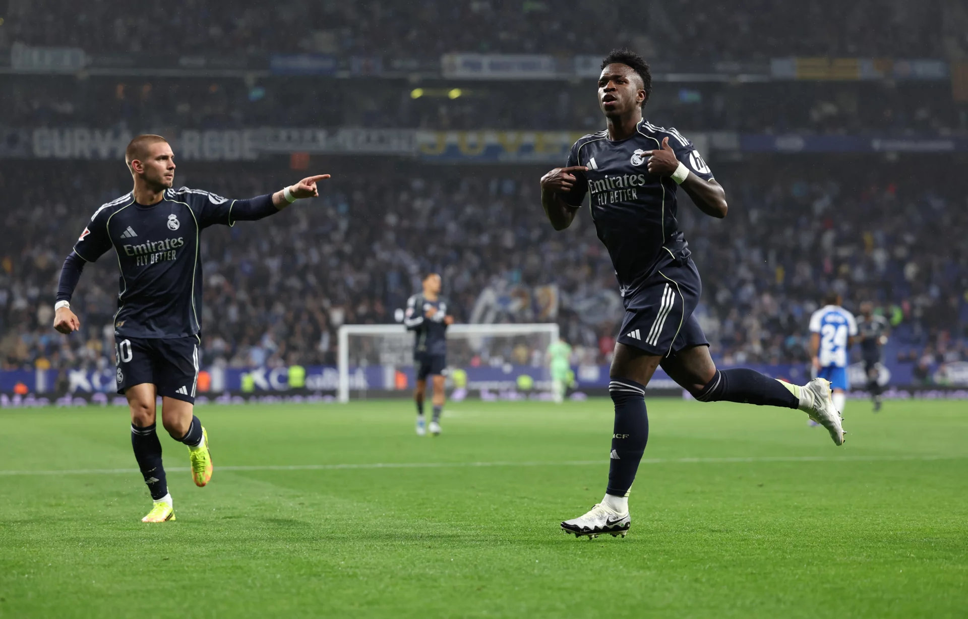 Vinicius celebra uno de sus dos goles al Espanyol en la victoria del Real Madrid en el RCDE Stadium.