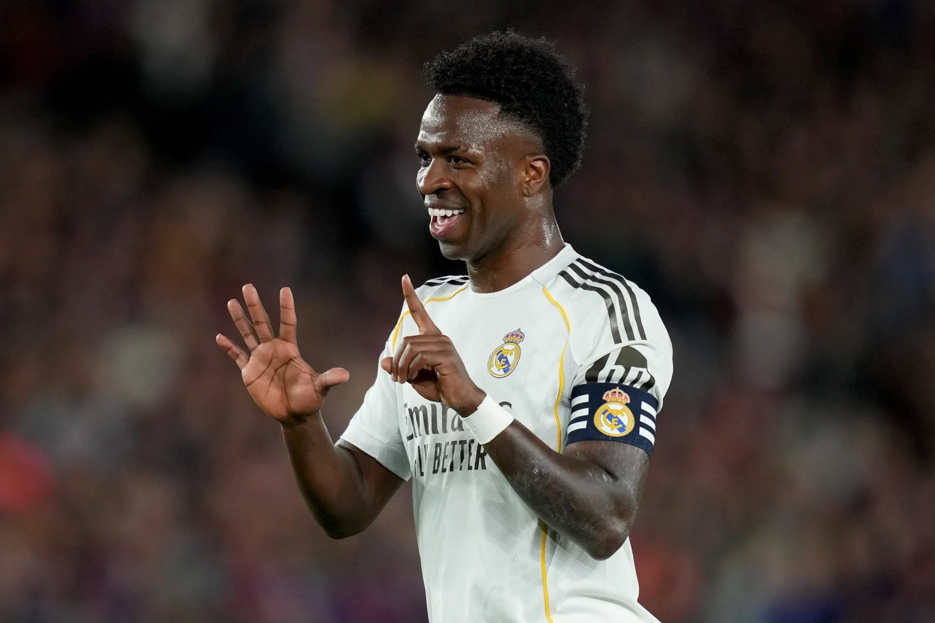 Barcelona 2-0 Real Madrid: Derrota blanca y alirón culé Vinicius hace el gesto de 15 con las manos durante la derrota del Real Madrid ante el Barcelona en el Camp Nou.