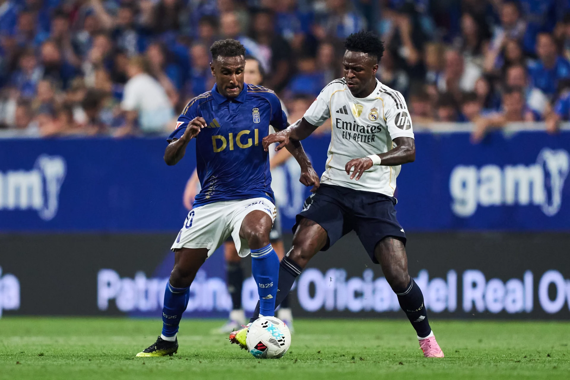 Vinícius Júnior y Haissem Hassan durante el partido entre el Real Madrid y el Real Oviedo en el Carlos Tartiere