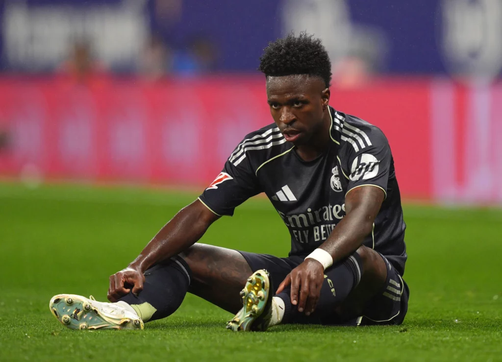 Vinicius descansa en el suelo tras recibir una falta ante el Espanyol.