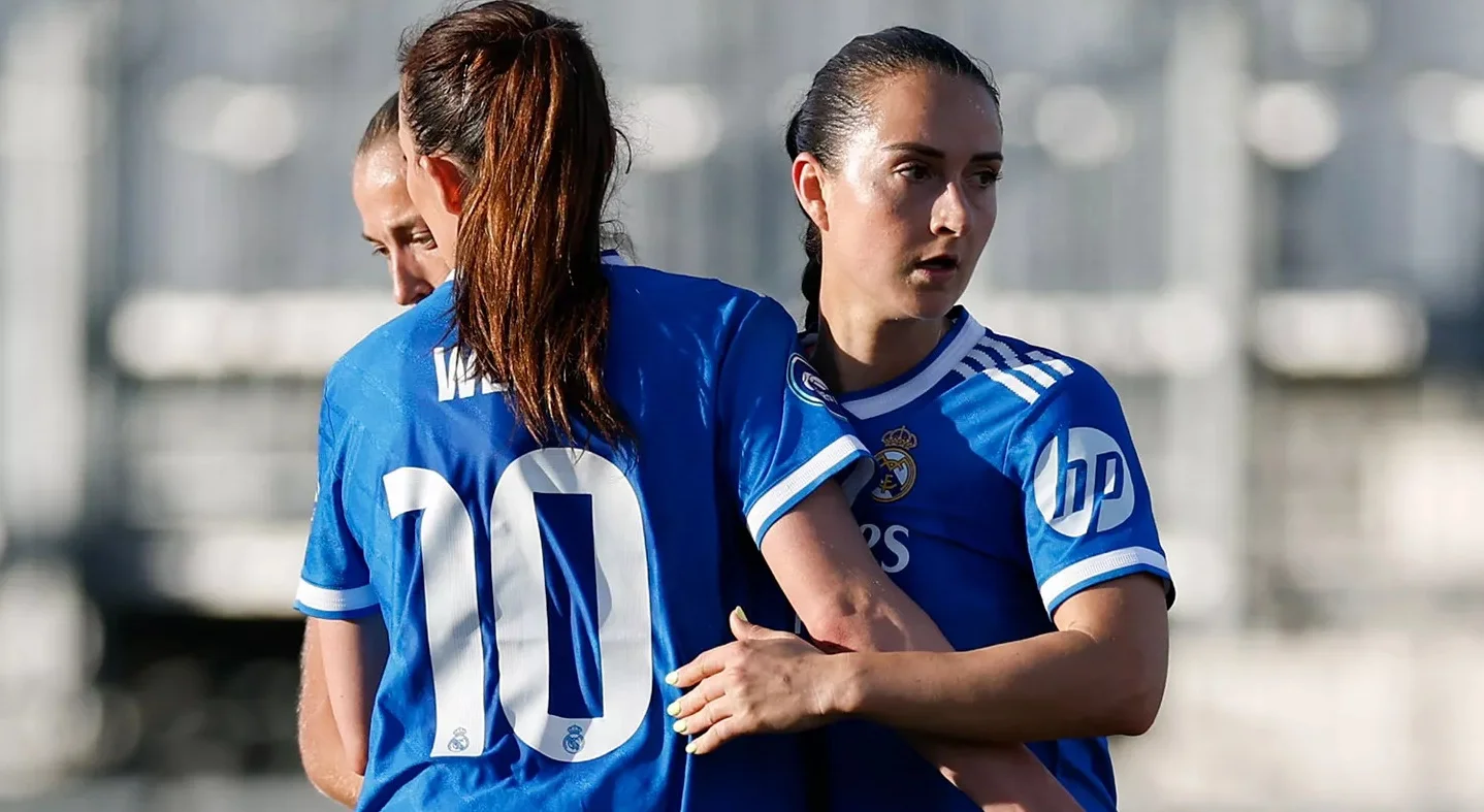 Caroline Weir y Sara Däbritz se abrazan durante un partido del Real Madrid Femenino en Liga F.