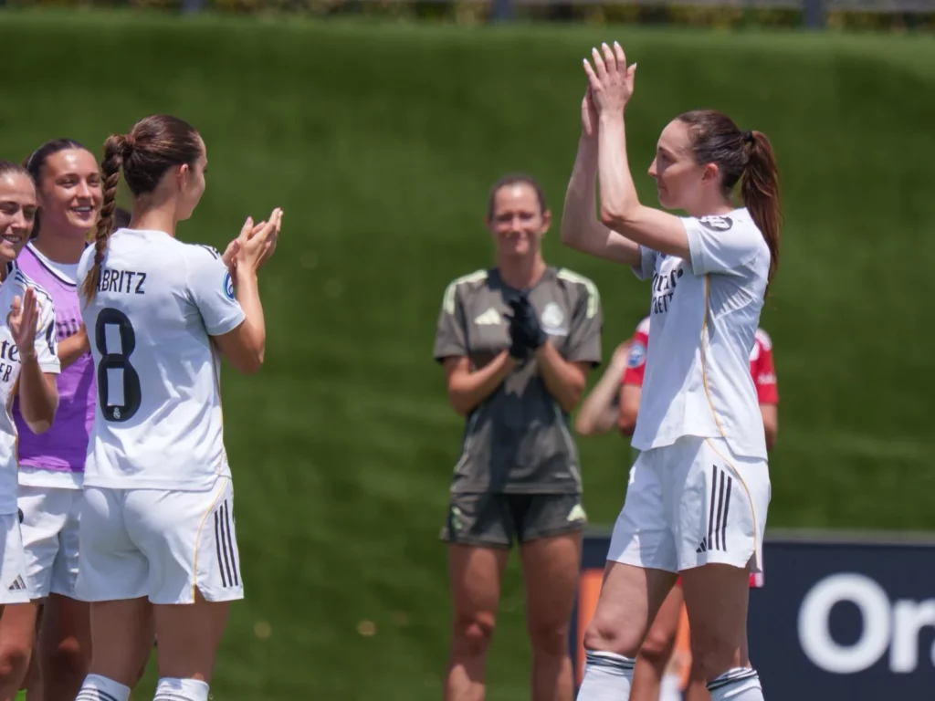 Caroline Weir aplaude a la afición del Real Madrid en su despedida.