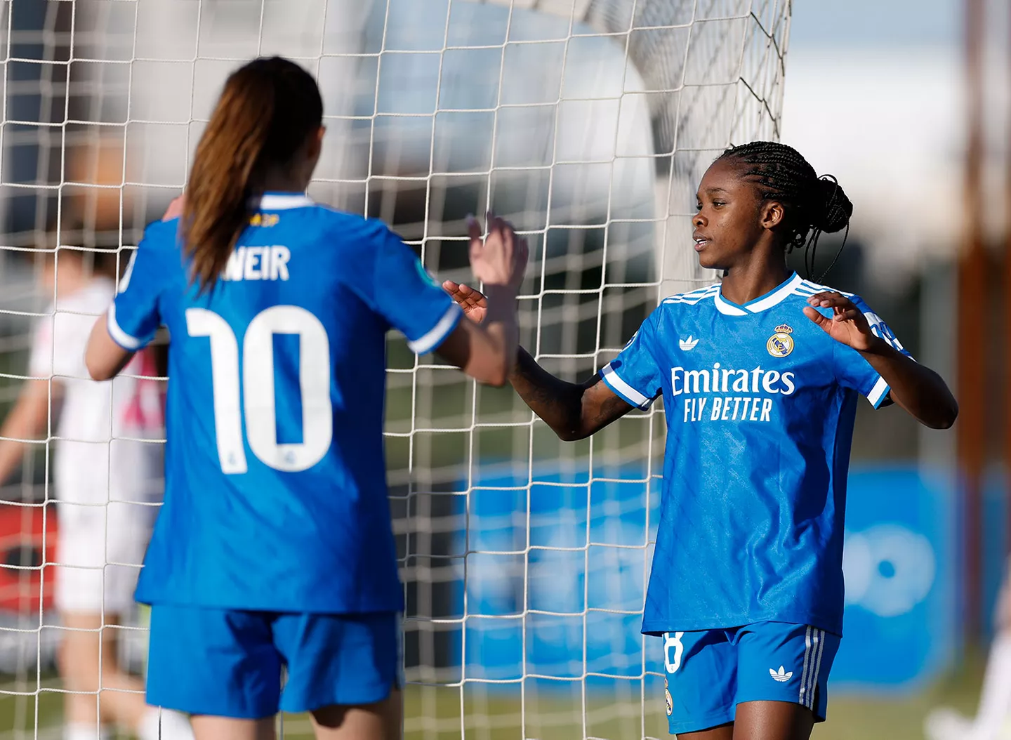 Caroline Weir y Linda Caicedo celebran un gol del Real Madrid durante un partido de Liga F.