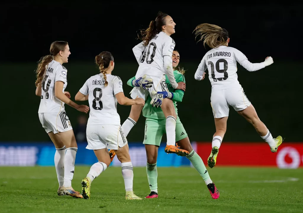 Caroline Weir y Misa Rodríguez celebran un gol del Real Madrid Femenino en el Alfredo Di Stéfano.
