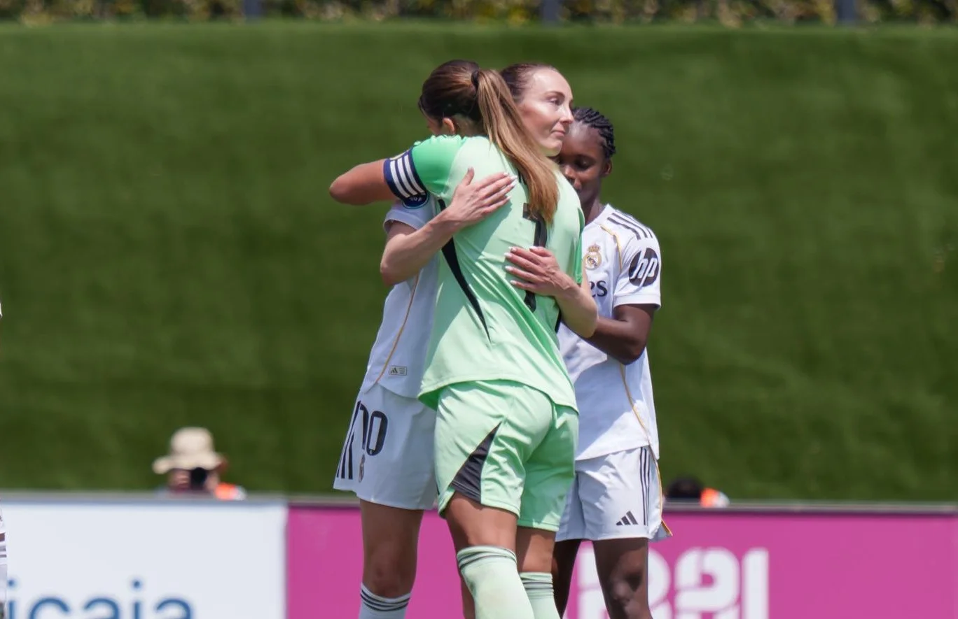 Caroline Weir y Misa Rodríguez se abrazan durante la victoria del Real Madrid Femenino ante el Granada.